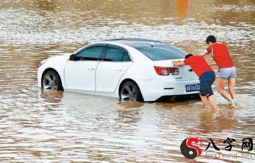 梦见开车进水里